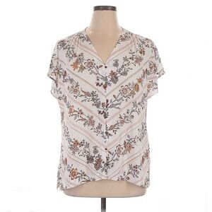 🚨Maurices White Floral Blouse